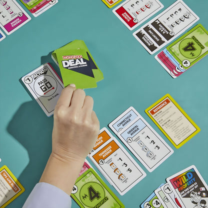 Monopoly Deal en inglés de Hasbro, imagen complementaria de presentación del juego