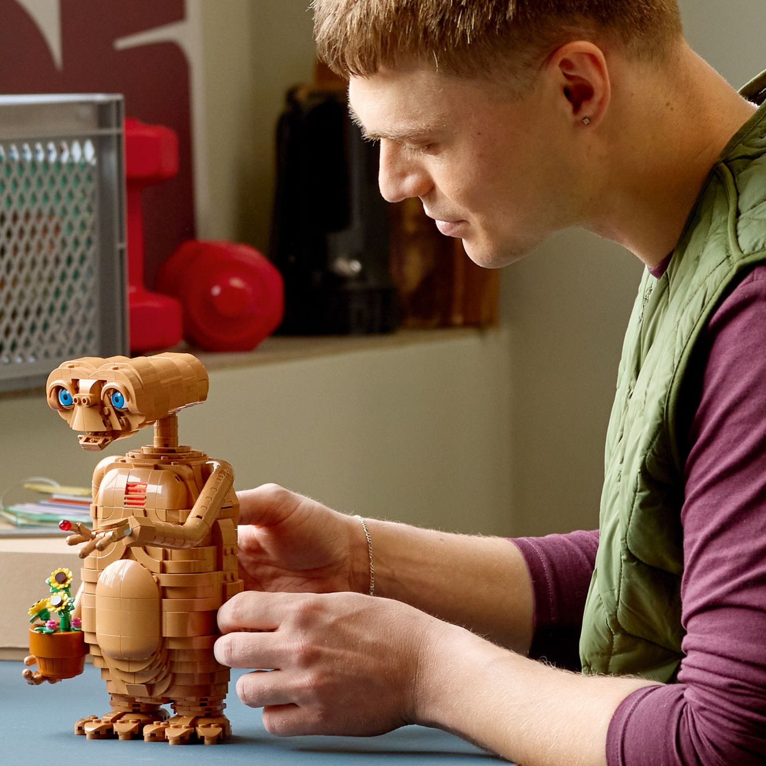 LEGO Ideas E.T. the Extra-Terrestrial com vaso de girassóis