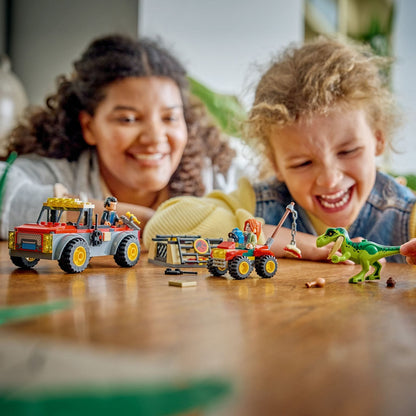 Mulher e criança a brincar com o Lego Jurassic World T. rex Jovem