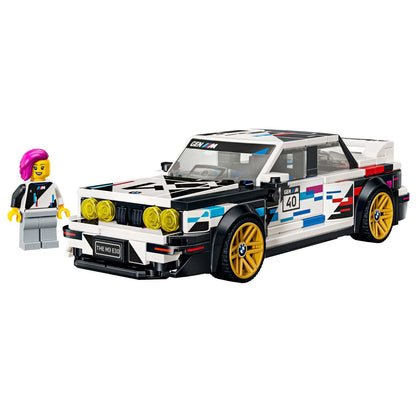 BMW M3 (E30) em Lego, branco com riscas, ao lado de minifigura de piloto