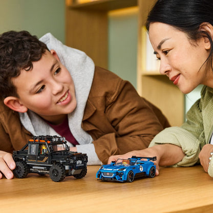 Mãe e filho a brincar com os carros Lego Jaguar e Land Rover Defender