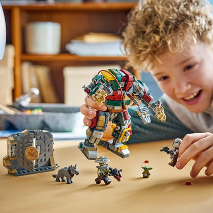 Menino a brincar com o Lego Star Wars Duelo do Droide Sentinela
