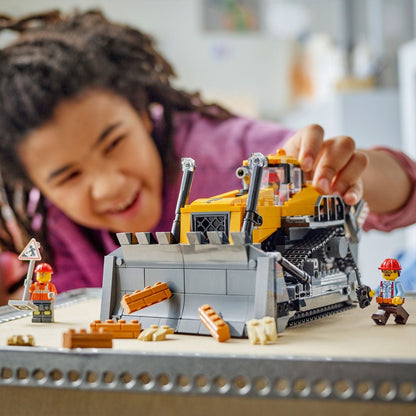 Lego City - Bulldozer Amarillo con figuras de construcción y cuchilla frontal en una obra