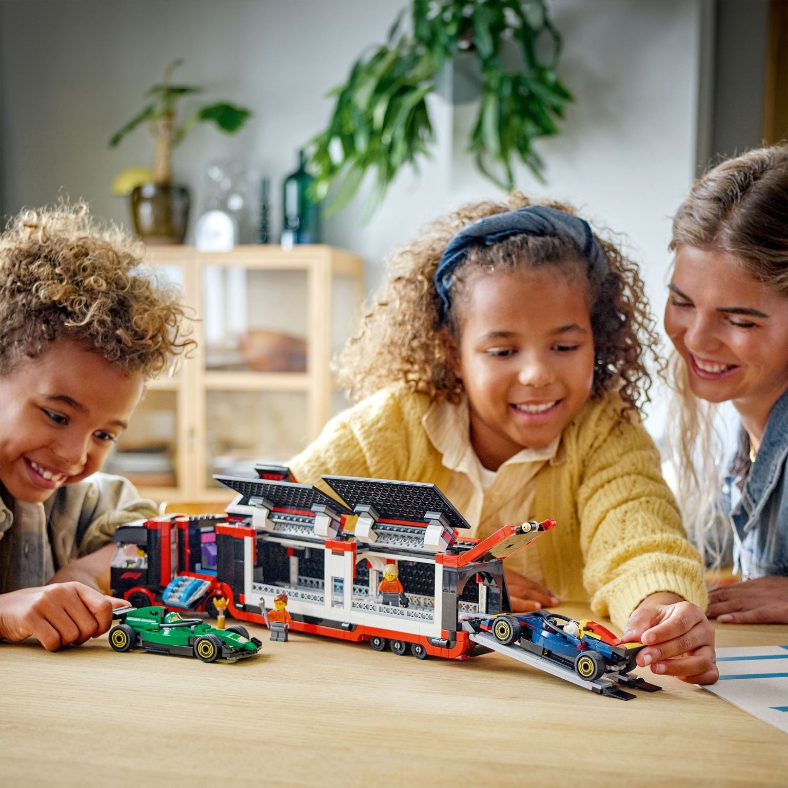 Lego City 60445 Camião de F1 com Carros de F1® RB20 e AMR24