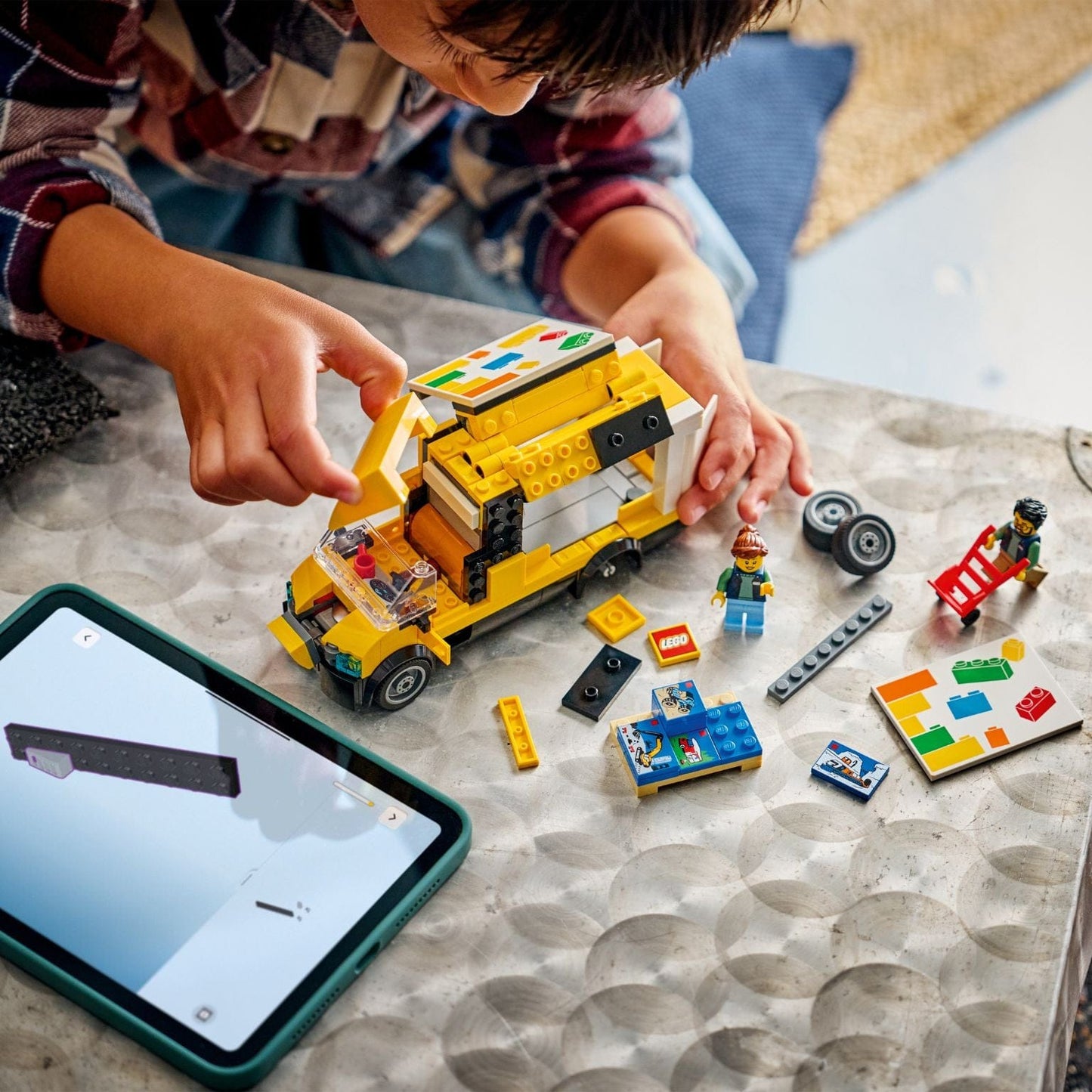 Carrinha LEGO City amarela com abertura lateral, caixas de entrega e personagens a brincar