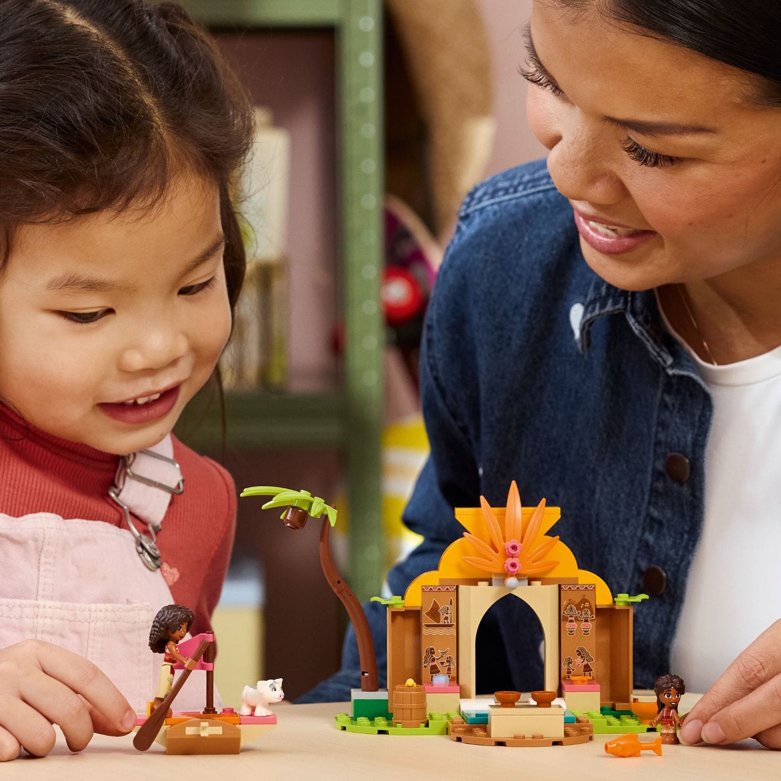 Construção LEGO Disney Casa da Aldeia e Barco com ambiente de aventura