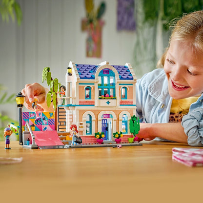 Lego Friends Casa de la Familia de Liann con casa pastel, rampa de skate y personajes Friends