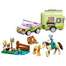 Lego Friends Reboque Para Cavalo e Potro com carro, reboque e figuras de cavalo em cenário de brincadeira
