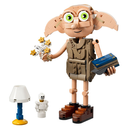 Detalle de la figura LEGO Harry Potter Dobby con accesorios del mundo mágico