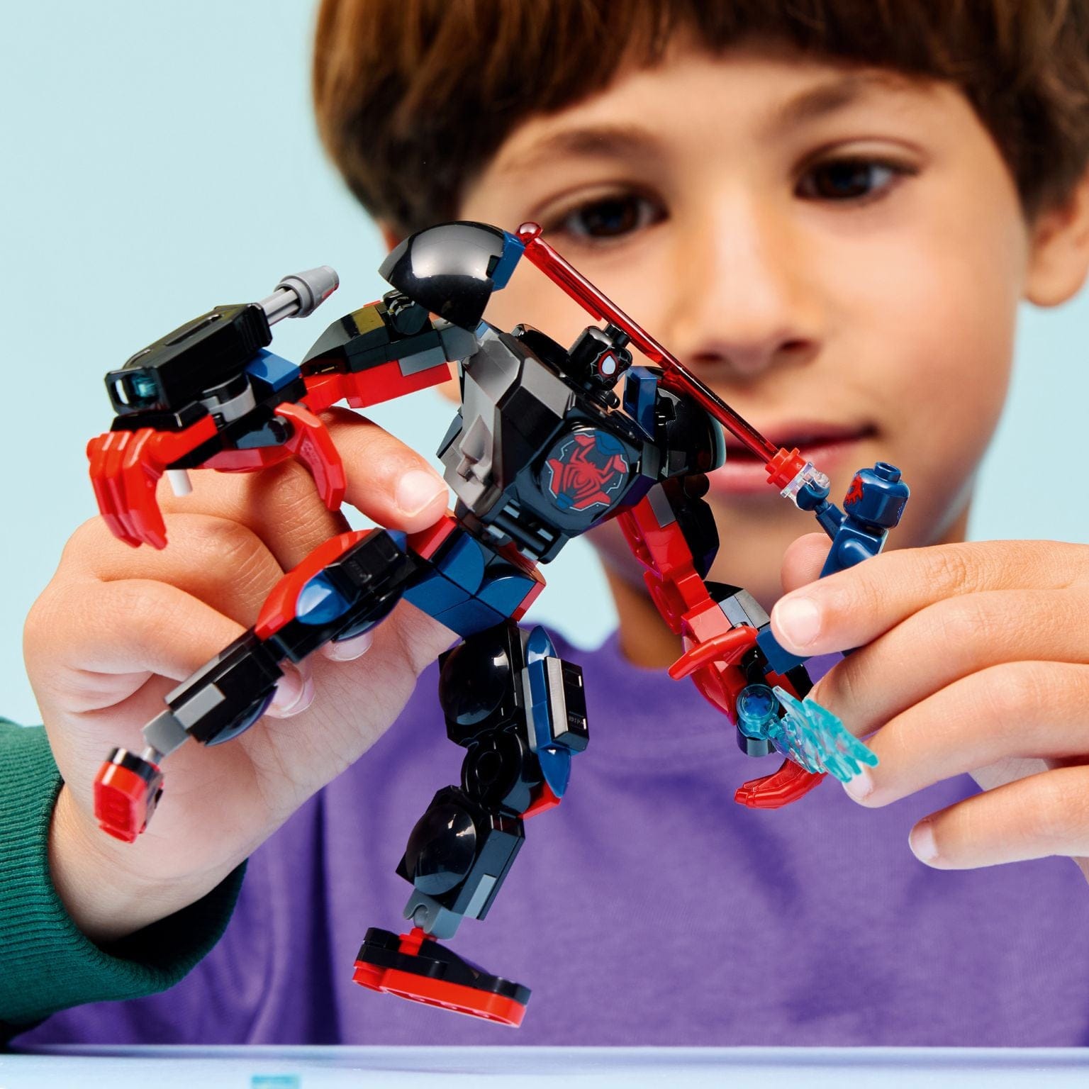 Lego Marvel Robô do Miles Morales contra Spider-Man 2099 em combate com minifiguras