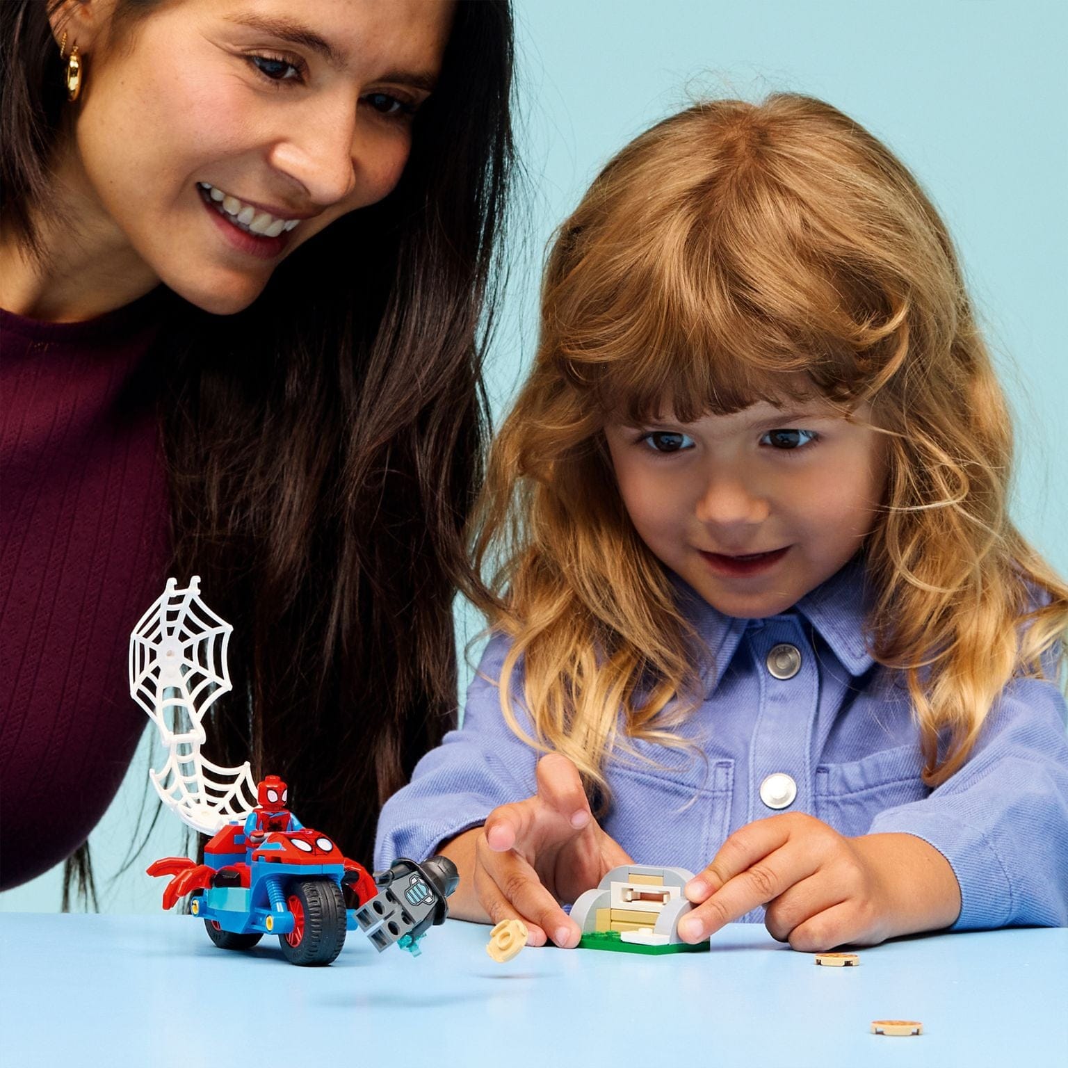 Lego Marvel Spidey na sua mota contra Rhino com teia e acessórios de brincadeira