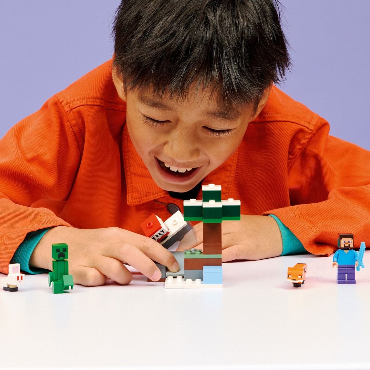 Lego Minecraft Aventura em Taiga do Steve com Steve, Creeper, raposa, coelho e cenário de taiga