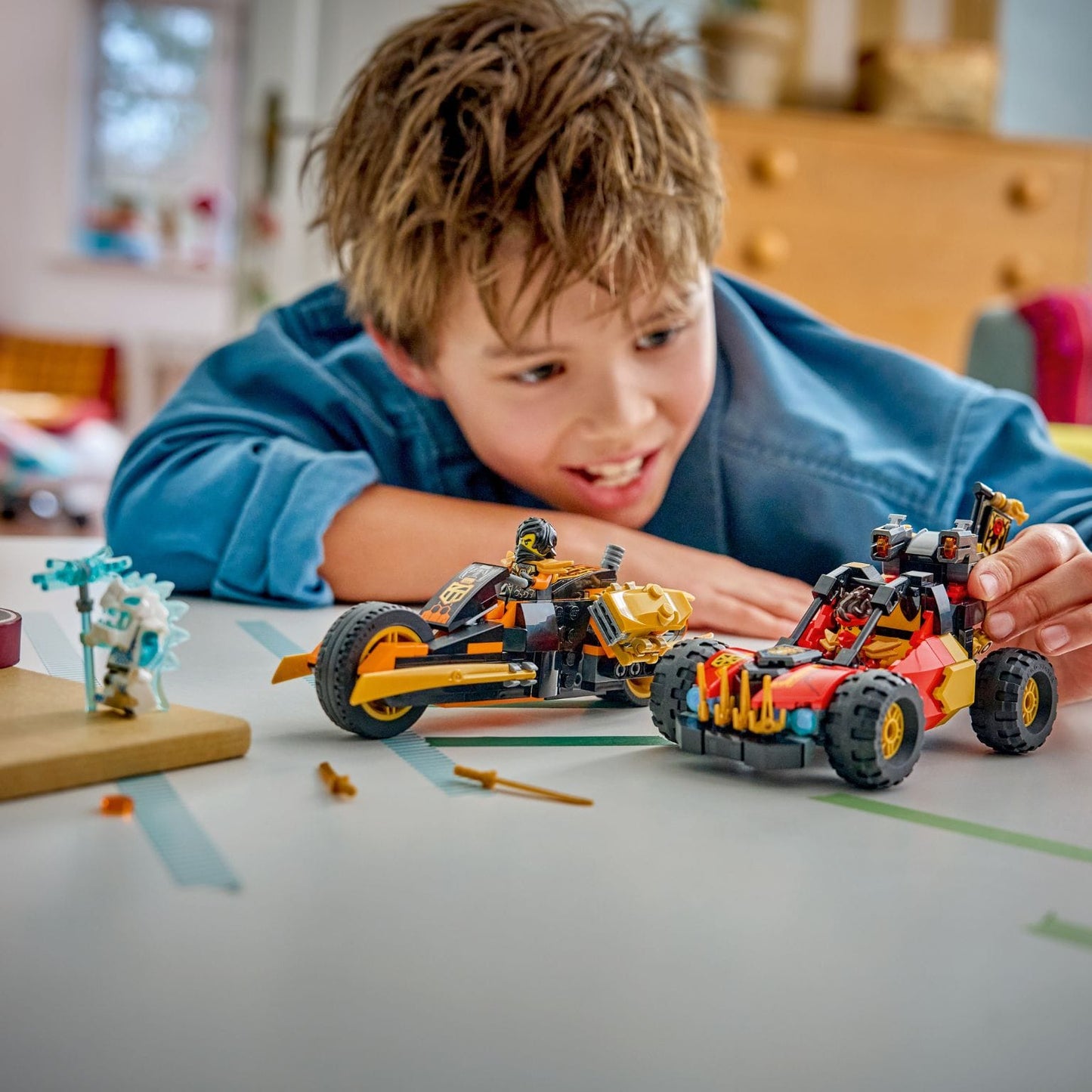 Set LEGO NINJAGO com Kai e Cole em aventura de veículos