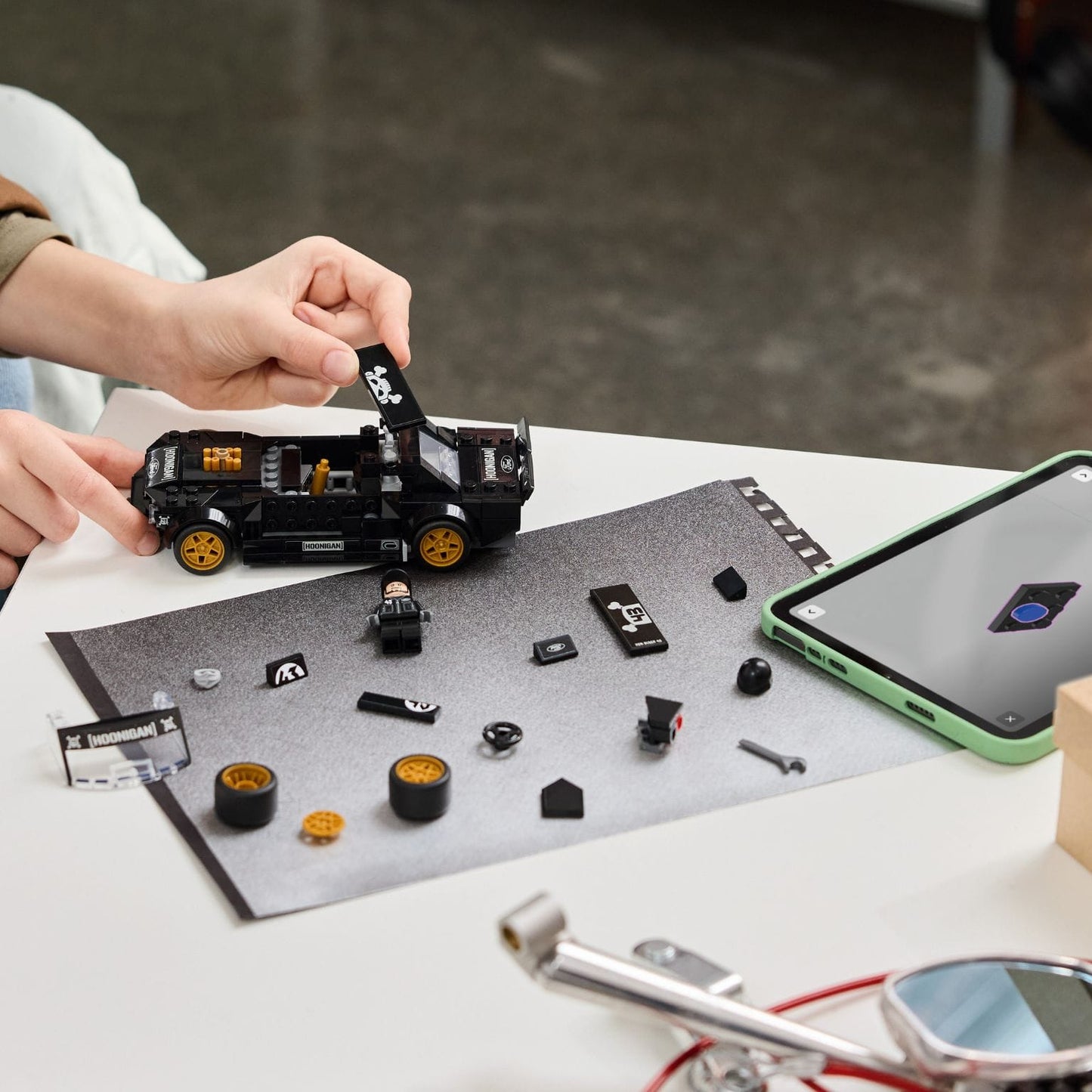 Carro LEGO Speed Champions Hoonicorn com visual de corrida