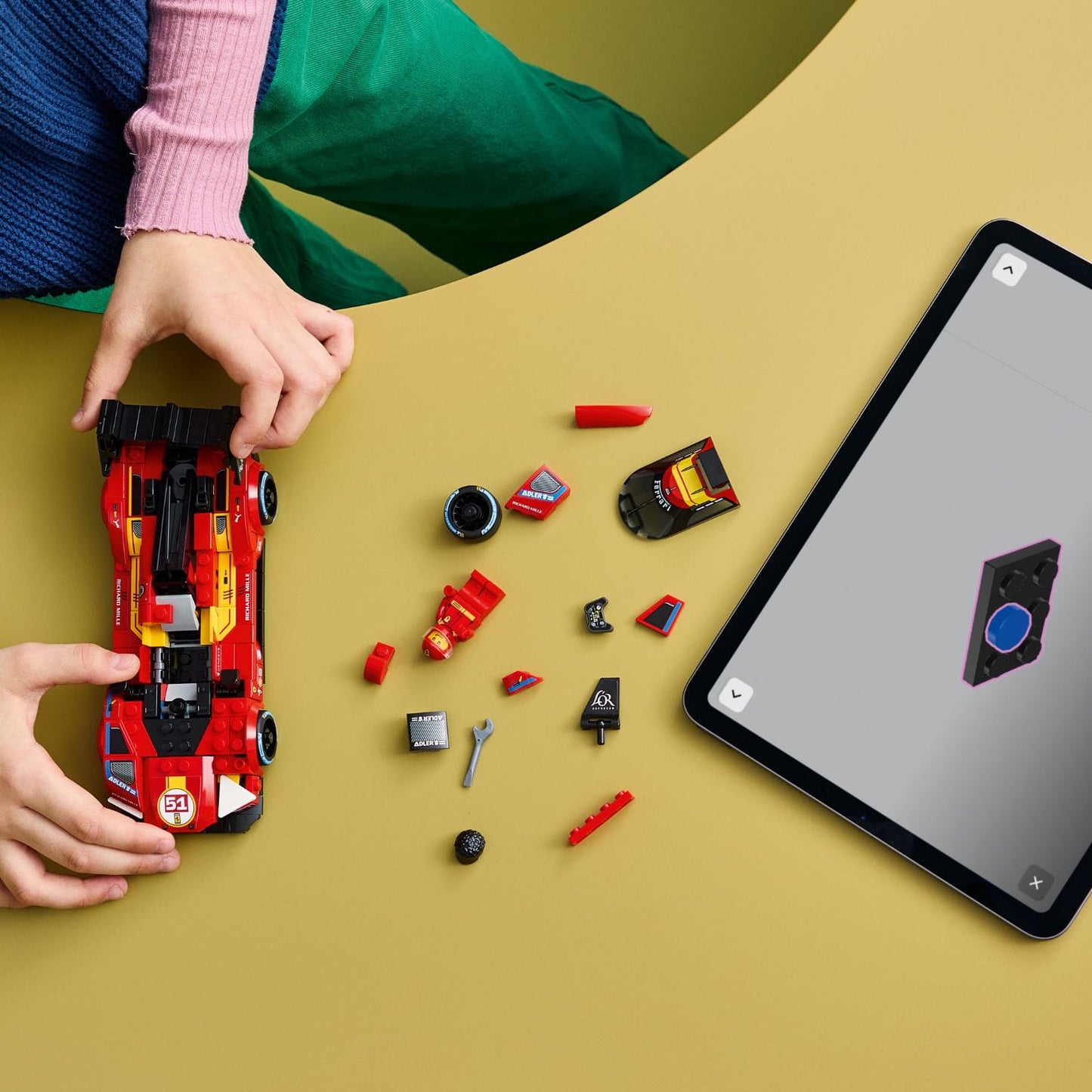 Carro LEGO Speed Champions Ferrari 499P com presença de corrida