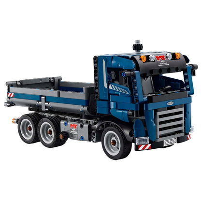 Lego Technic Camión Volquete Inclinable azul en escenario de obra