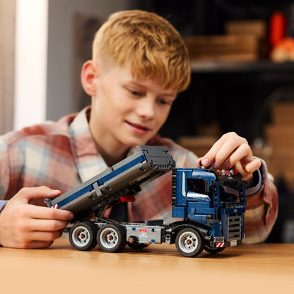 Lego Technic Camión Volquete Inclinable azul en escenario de obra