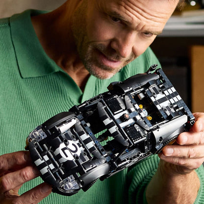 Lego Technic Coche de Carreras 1966 Ford GT40 MKII negro con rayas y ruedas doradas