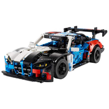 Lego Technic Carro de Corrida BMW M4 GT3 EVO modelo de corrida azul branco e vermelho em ambiente de brincadeira