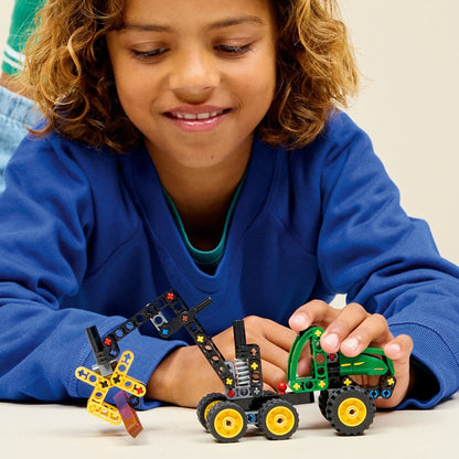 Lego Technic Cosechadora con Ruedas John Deere 1470H verde y amarillo con brazo articulado y garra sujetando troncos