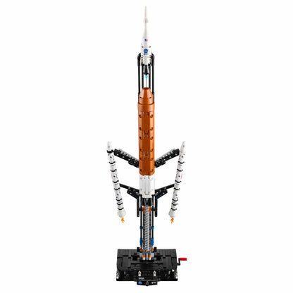 Lego Technic Cohete del Sistema de Lanzamiento Espacial NASA Artemis montado en base de lanzamiento con temática espacial
