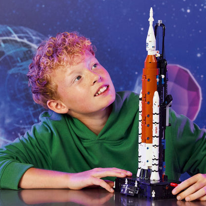 Lego Technic Cohete del Sistema de Lanzamiento Espacial NASA Artemis montado en base de lanzamiento con temática espacial