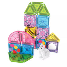 Criança a brincar com o conjunto Magna-Tiles microMAGS Travel Spring Garden