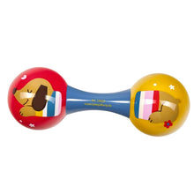 Bebé a brincar com Maracas do cão Dachshund coloridas da Spiegelburg