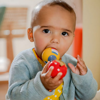 Bebé jugando con Maracas de perro Salchicha coloridas de Spiegelburg