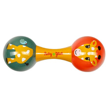 Bebé a brincar com Maracas da Girafa Sofia coloridas da Spiegelburg