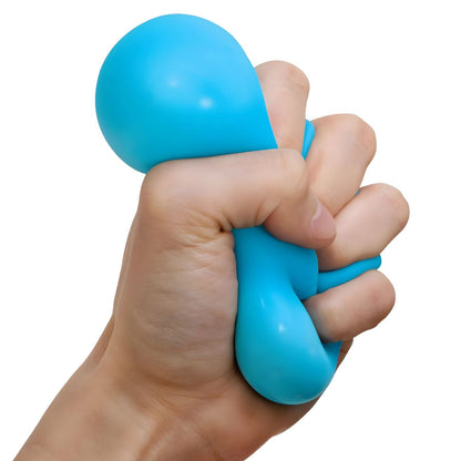 Niño apretando la NeeDoh Bola Original azul con conjunto de bolas sensoriales coloridas y embalaje Schylling