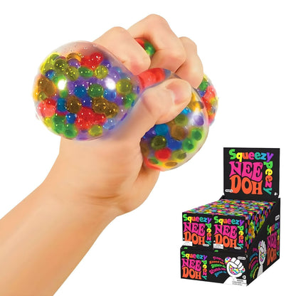 Nee Doh Squezzy Peezy de Schylling, bola sensorial transparente con cuentas coloridas para apretar