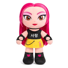 Peluche Mira com cabelo rosa, top preto e saia amarela estilo K-pop