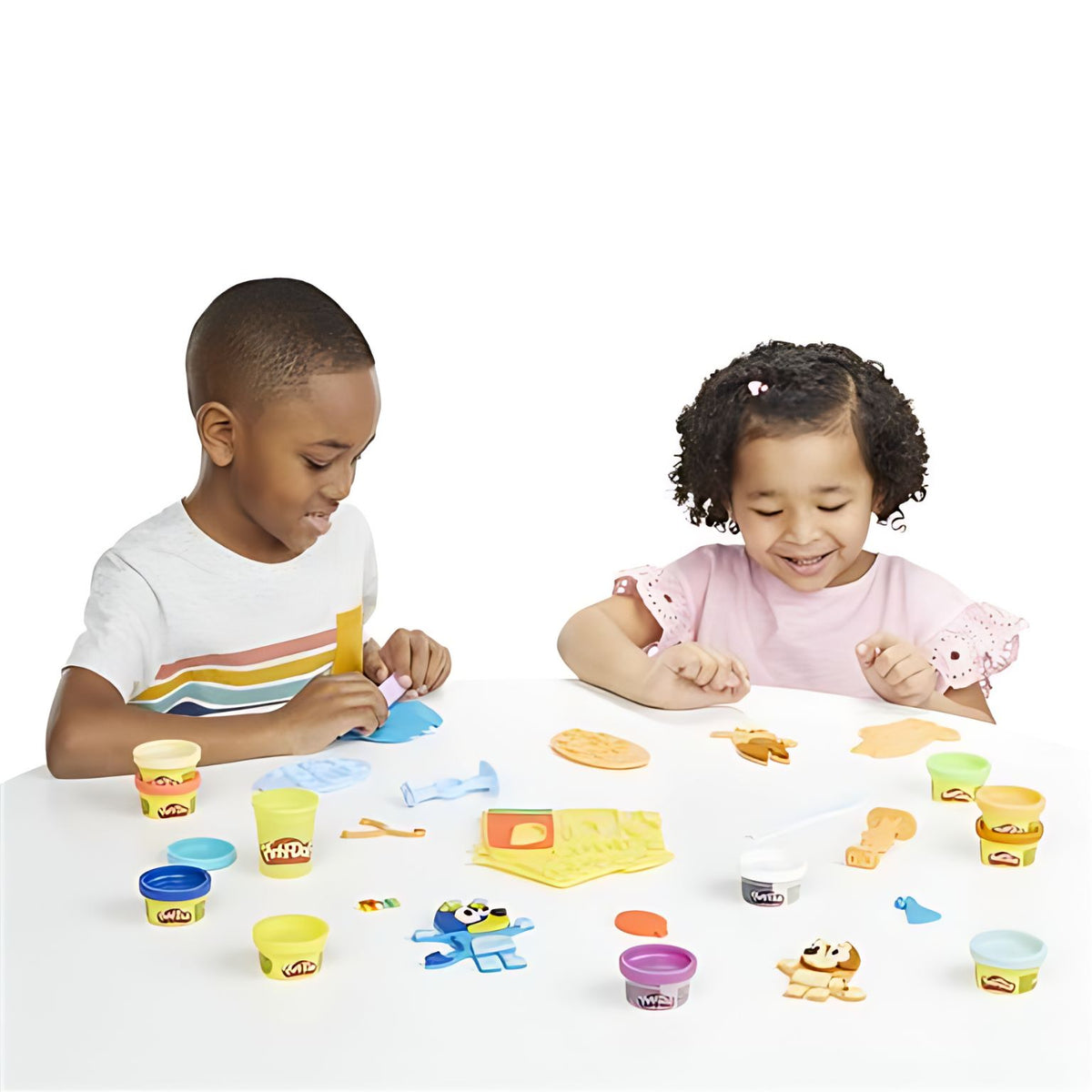 Play-Doh Bluey Disfraces Divertidos con botes de plastilina y moldes