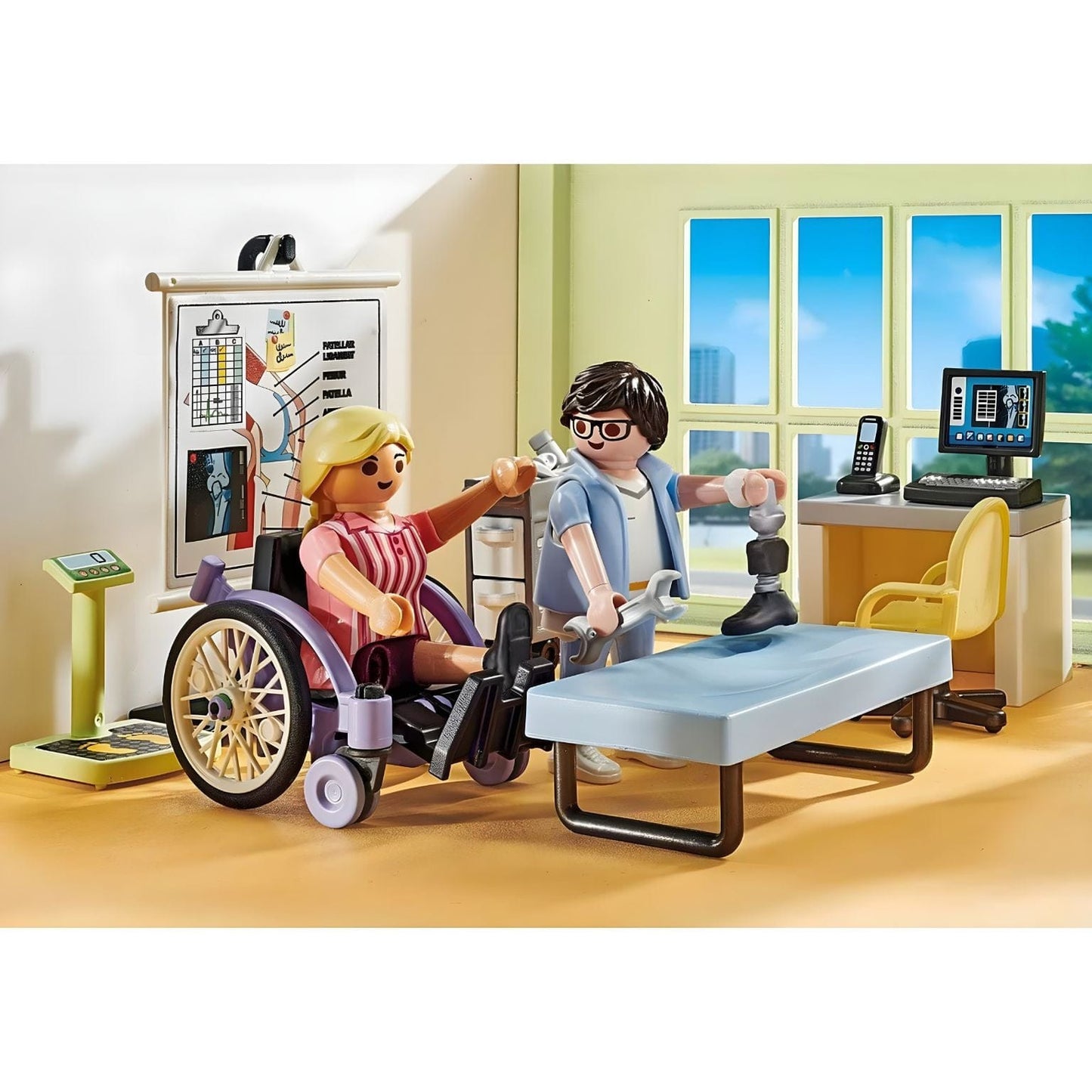 Playmobil City Life Ortopedia com paciente em cadeira de rodas, profissional de saúde, mesa de consulta e zona de reabilitação