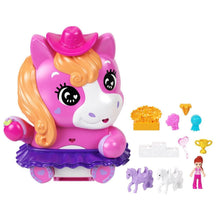 criança a brincar com o compacto Polly Pocket Poney Rodéo com cenário de rodeio e póneis
