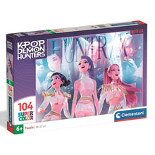 Puzzle K-Pop Demon Hunters com três personagens em palco de tons lilás e rosa