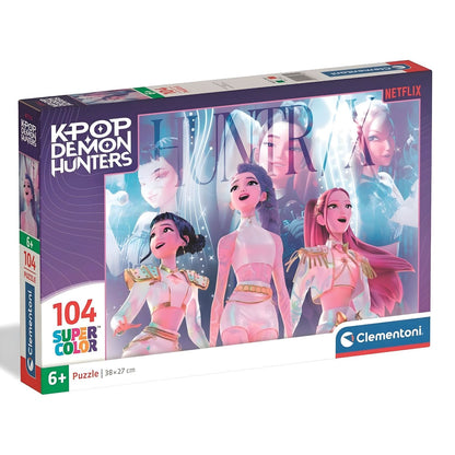 Puzzle K-Pop Demon Hunters con tres personajes en escenario de tonos lilas y rosas