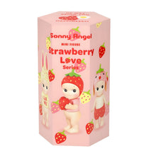 Sonny Angel Amor de Morango com visual kawaii em tons rosa e detalhes inspirados em morangos