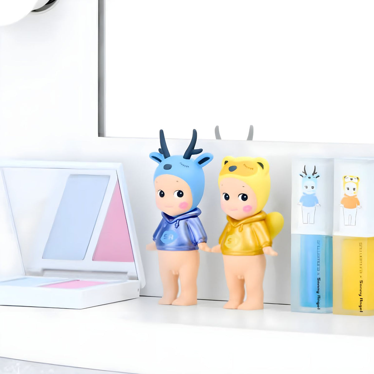 Presentación de la colección Makeup Angel Series de Sonny Angel x shu uemura sobre fondo claro