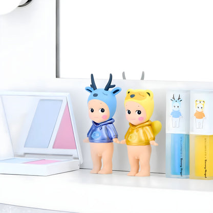 Presentación de la colección Makeup Angel Series de Sonny Angel x shu uemura sobre fondo claro
