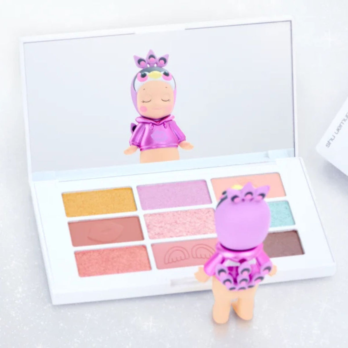 Detalle en tonos rosa de la colección Sonny Angel x shu uemura Makeup Angel Series