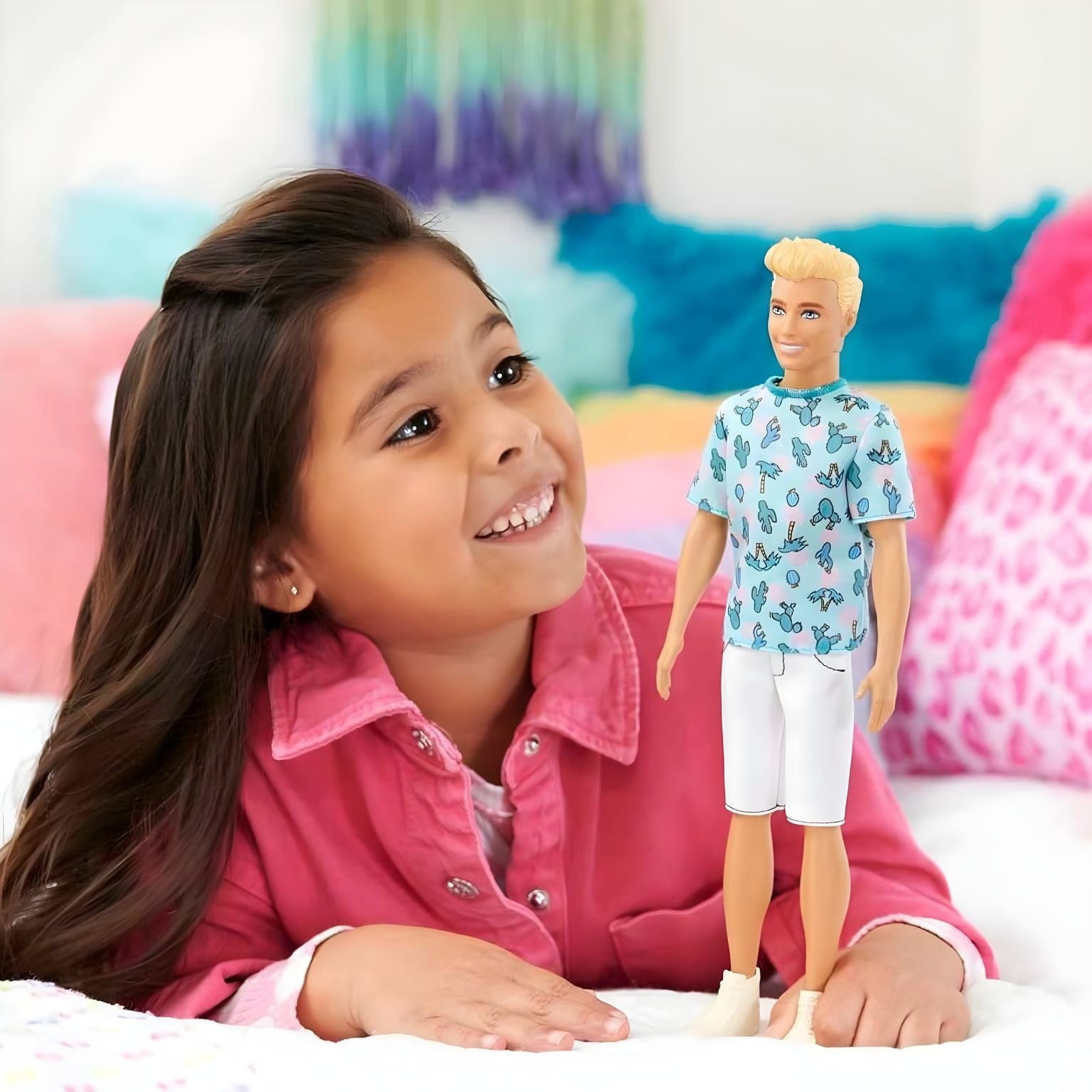 Apresentamos Boneco Ken com T-shirt de cactos com o SKU 850940524 recomendado para + 3 anos