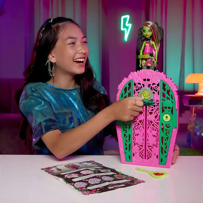 Presentamos Monster High - Venus McFlytrap con armario Skulltime Secrets con el SKU 775540525 recomendado para + 4 años