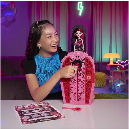 Presentamos Monster High - Draculaura con armario Skulltime Secrets con el SKU 775544325 recomendado para + 4 años