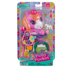 criança a brincar com o compacto Polly Pocket Poney Rodéo com cenário de rodeio e póneis