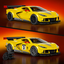 Corvette C8.R amarelo em blocos Mattel Brick Shop, com duas opções de personalização e acabamentos de rodas.