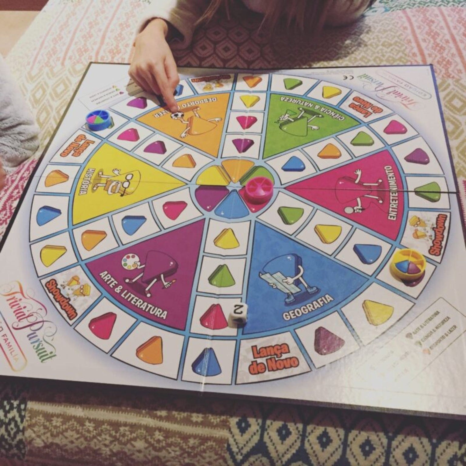 Apresentamos Jogo Trivial Pursuit Edição Família com o SKU 90192124 recomendado para + 8 anos