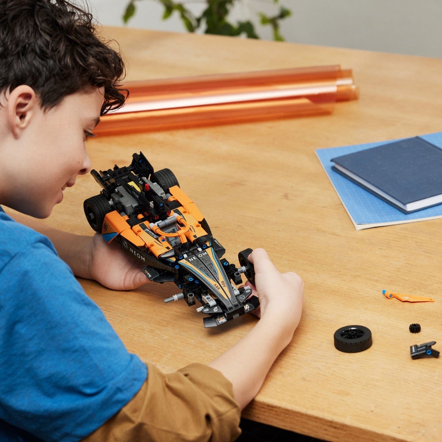 Apresentamos Lego Technic NEOM McLaren Formula E Race Car com o SKU 664216924 recomendado para + 9 anos