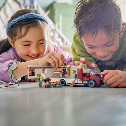 Apresentamos Lego City Autocaravana para Aventuras nas Férias com o SKU 666045425 recomendado para + 6 anos